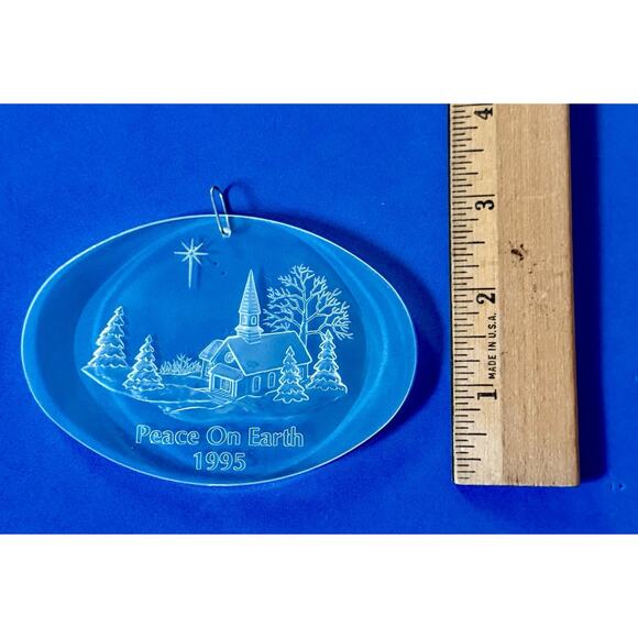 1995 Holiday Treasures Collectors’ Acrylic Oval Ornament Peace On Earth Church - Picture 12 of 13